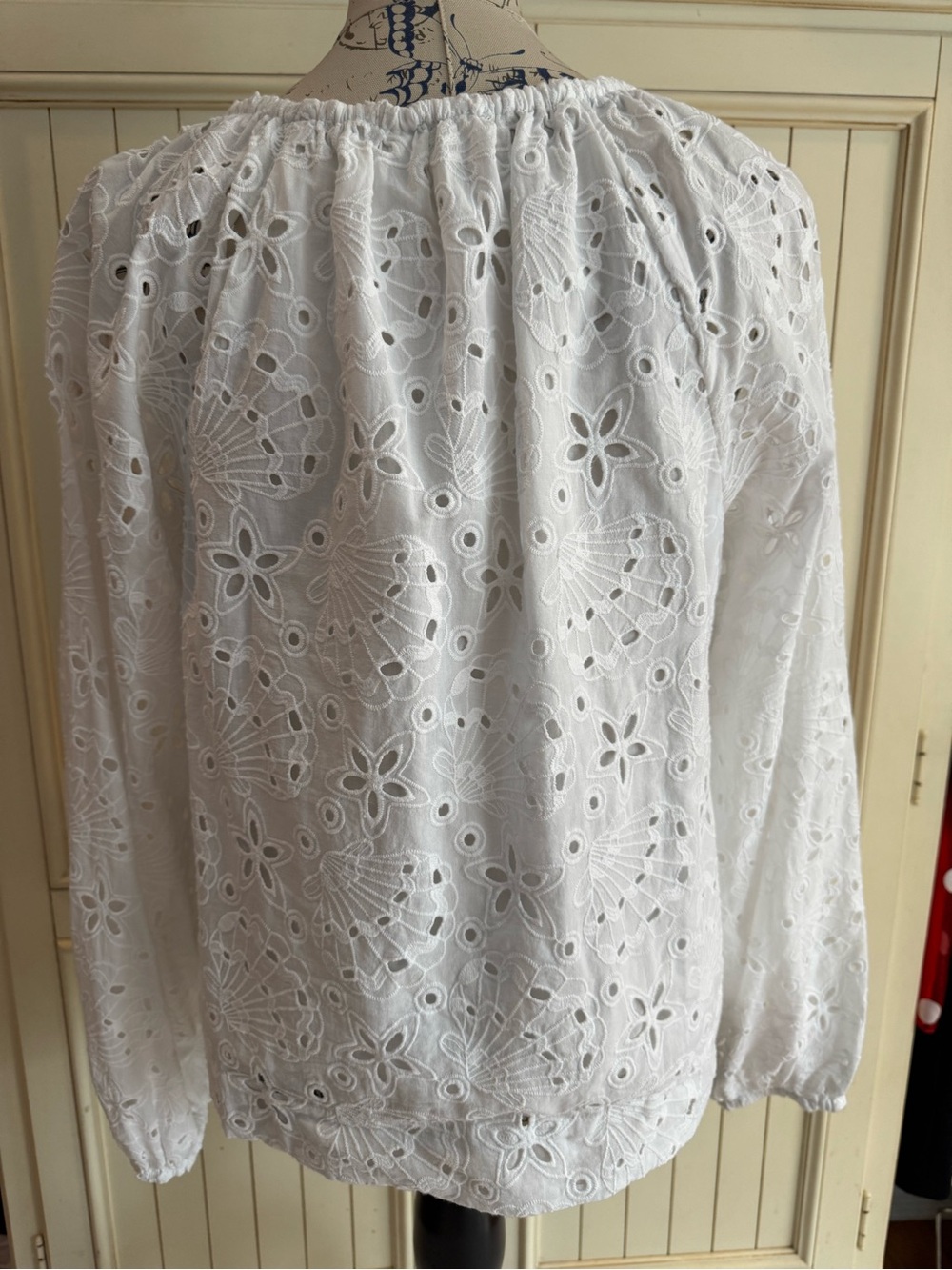 Lilly Pulitzer Shell eyelet top, worn once, size large - Picture 4 of 7
